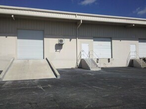 5146-5283 Le Tourneau Cir, Tampa, FL for lease Interior Photo- Image 1 of 4