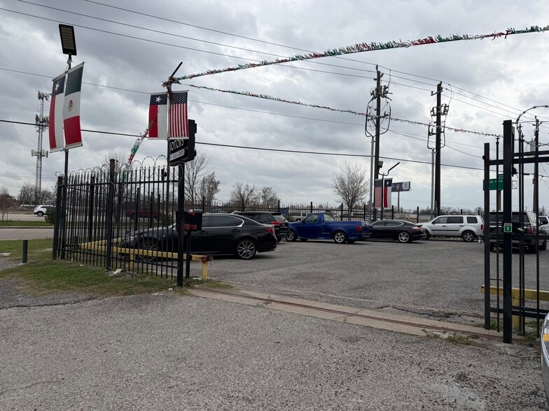 11055 Eastex Fwy, Houston, TX for sale - Building Photo - Image 3 of 6