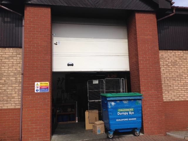 London Rd, Hook à louer - Photo du bâtiment - Image 3 de 4