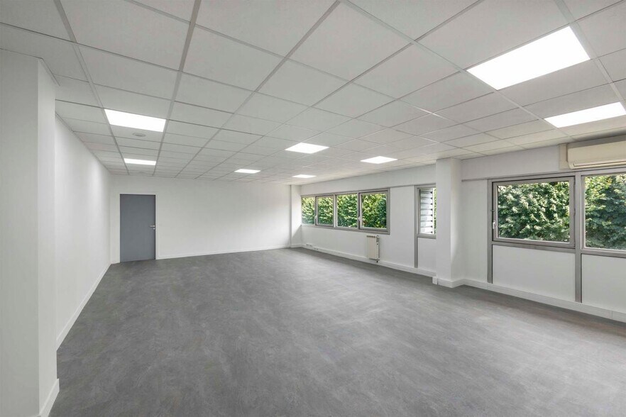 Flex in Tremblay-en-France for lease - Interior Photo - Image 3 of 5