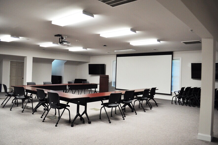 333 E Russell St, Fayetteville, NC à louer - Photo intérieure - Image 3 de 4