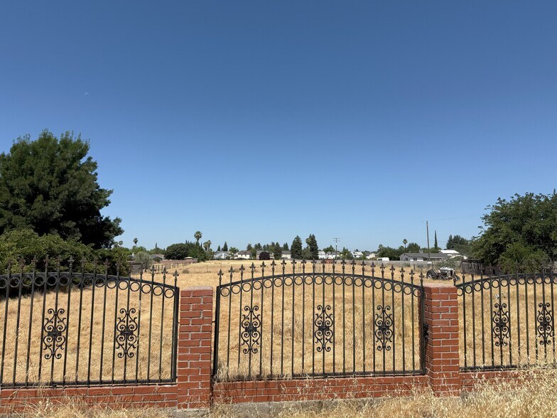 3223 N Valentine Ave, Fresno, CA à vendre - Photo du bâtiment - Image 2 de 3