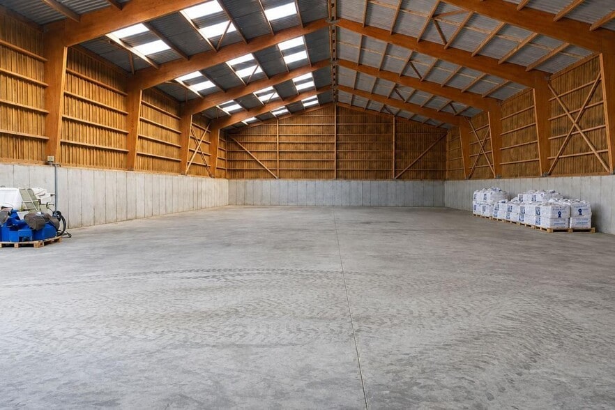 Industrial in Morainvilliers for lease - Building Photo - Image 1 of 3