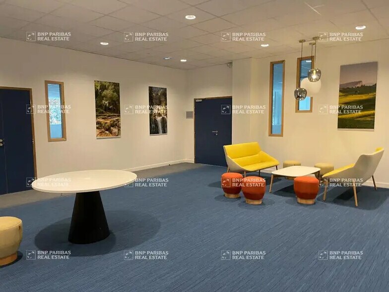 Bureau dans Eybens à louer - Hall d’entrée - Image 1 de 12