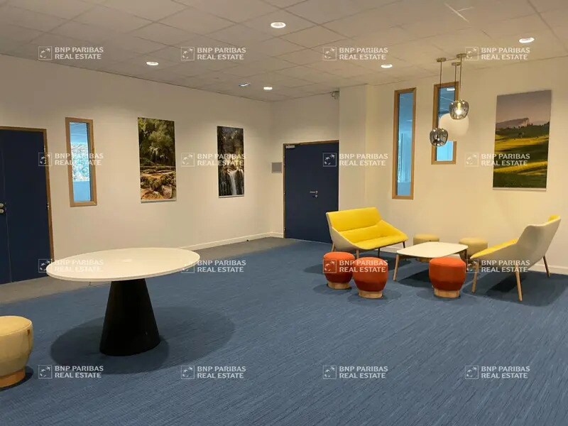 Bureau dans Eybens à louer Hall d’entrée- Image 1 de 13