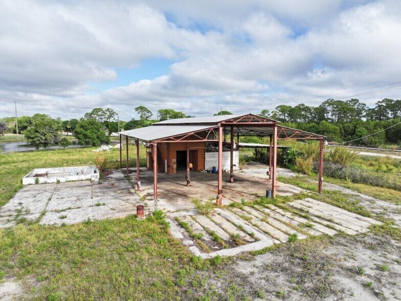 15803 SW Farm Rd, Indiantown, FL à vendre - Photo du bâtiment - Image 3 de 27