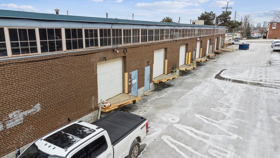 3279 Lenworth Dr, Mississauga, ON for lease - Building Photo - Image 2 of 3