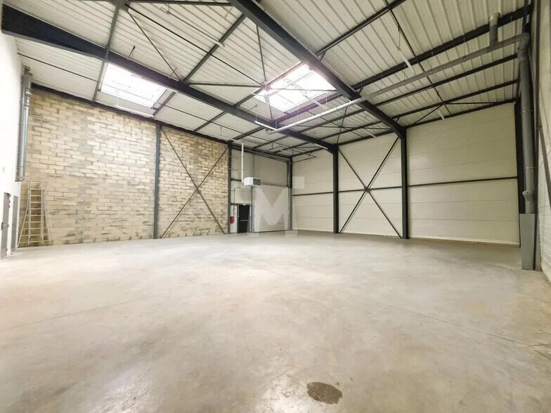 Flex in Grigny for lease - Building Photo - Image 3 of 11