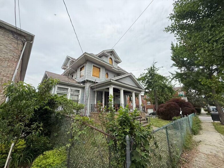 4304 169th St, Flushing, NY à vendre - Photo du bâtiment - Image 3 de 5