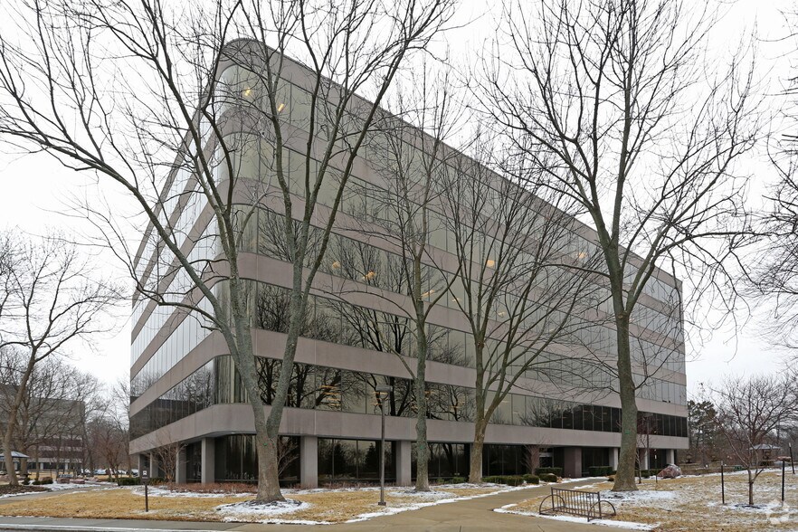10950 Grandview St, Overland Park, KS for lease - Building Photo - Image 1 of 8