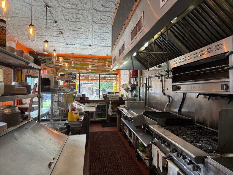 361 Halsey St, Brooklyn, NY for lease - Building Photo - Image 2 of 12