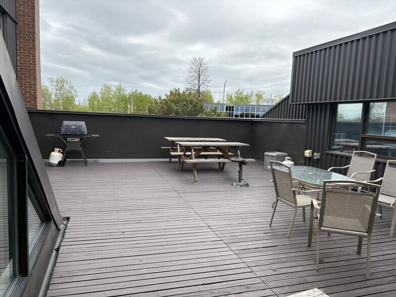 210 Colonnade Rd, Ottawa, ON à louer - Photo du bâtiment - Image 3 de 3