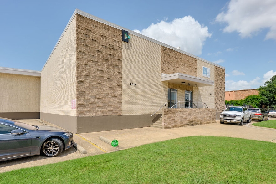 2619-2621 Nova Dr, Dallas, TX à louer - Photo du bâtiment - Image 2 de 6
