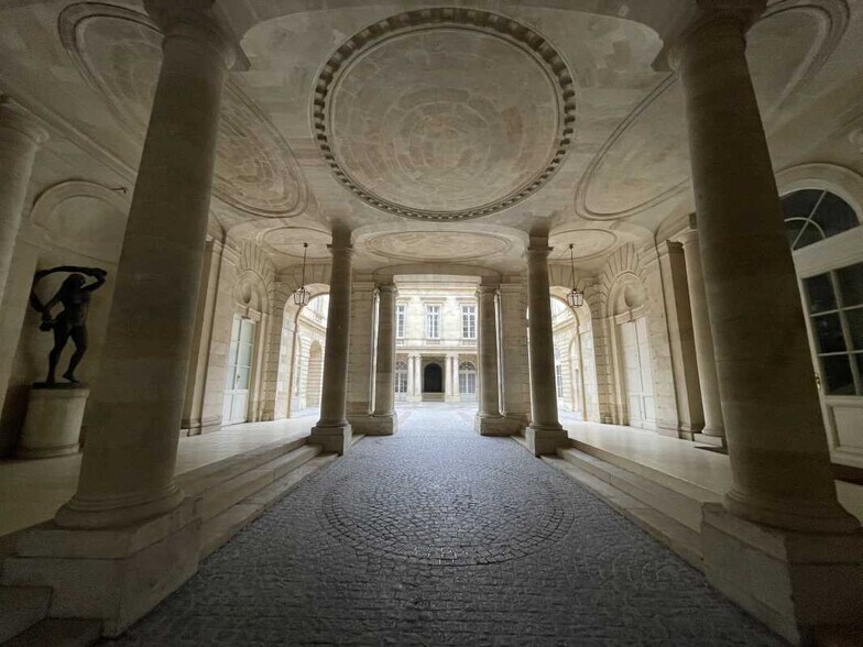 Office in Bordeaux for lease - Lobby - Image 2 of 7