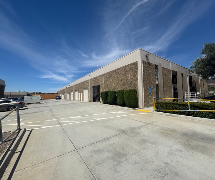 8400 N Magnolia Ave, Santee, CA à louer - Photo du bâtiment - Image 3 de 6