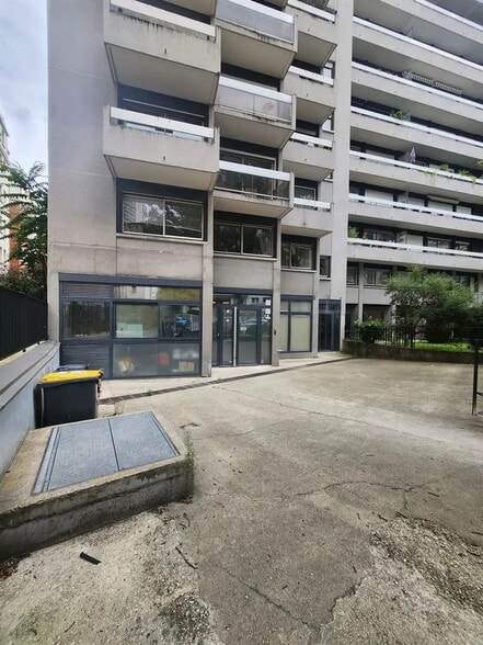 Retail in Paris for lease - Building Photo - Image 1 of 10