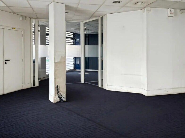 Retail in Paris for lease - Interior Photo - Image 2 of 10