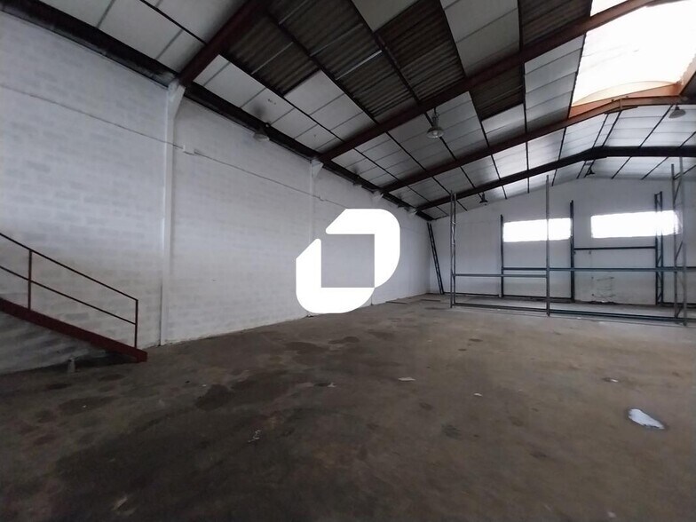 Flex in Saint-Priest for lease - Interior Photo - Image 2 of 10