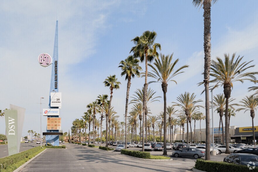 8300 La Palma Ave, Buena Park, CA à louer - Photo du bâtiment - Image 2 de 7
