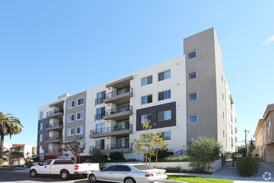 11900 Courtleigh Dr, Los Angeles, CA for sale - Primary Photo - Image 1 of 53