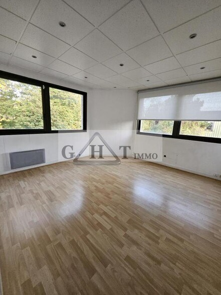 Office in Verrières-le-Buisson for lease - Interior Photo - Image 2 of 4