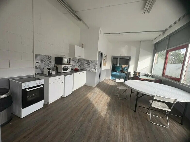 Flex in Savigny-le-Temple for lease - Interior Photo - Image 3 of 7