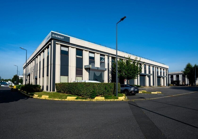 Flex in Lisses for lease - Building Photo - Image 1 of 10