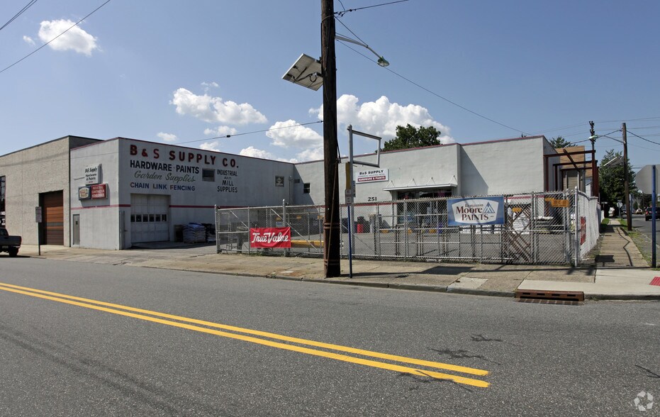 251 Hudson St, Hackensack, NJ à louer - Photo du bâtiment - Image 2 de 12