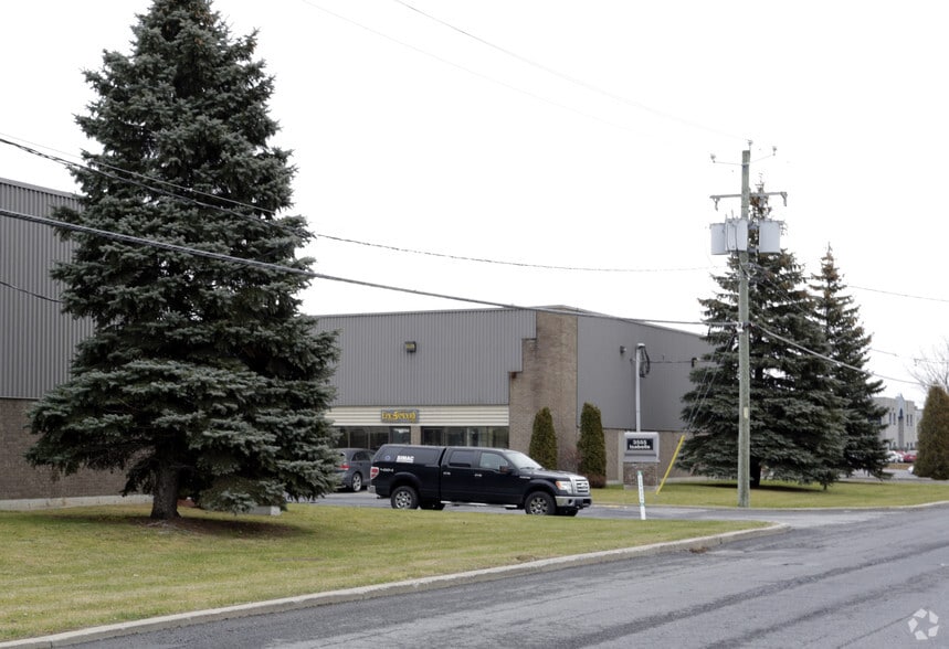 3555 Rue Isabelle, Brossard, QC à louer - Photo du bâtiment - Image 2 de 3