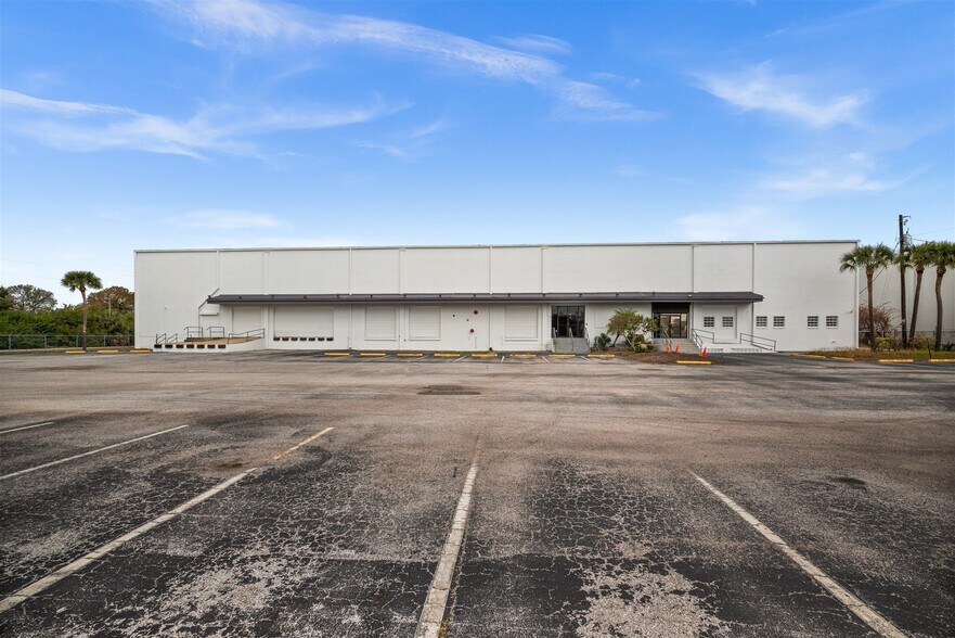 6608 E Adamo Dr, Tampa, FL à louer - Photo du bâtiment - Image 2 de 10
