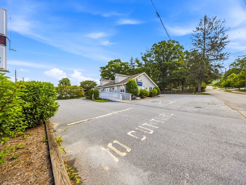 2124 Hendersonville Rd, Arden, NC à vendre - Photo du bâtiment - Image 3 de 27