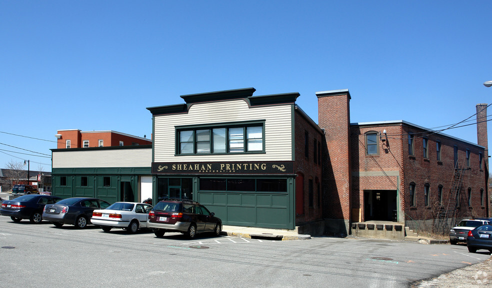 1 Front St, Woonsocket, RI à vendre - Photo principale - Image 1 de 1