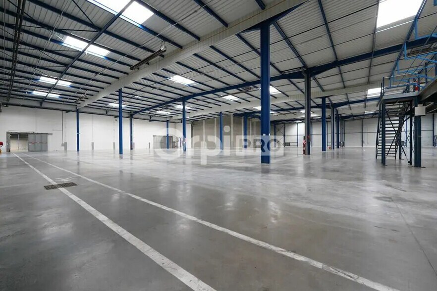 Flex in Miribel for lease - Interior Photo - Image 3 of 24