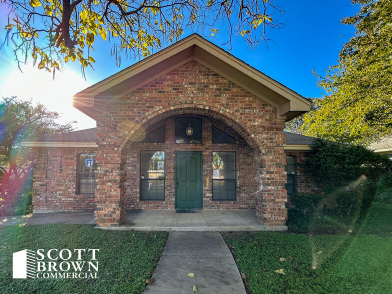 1005 N Elm St, Denton, TX for lease - Building Photo - Image 1 of 20