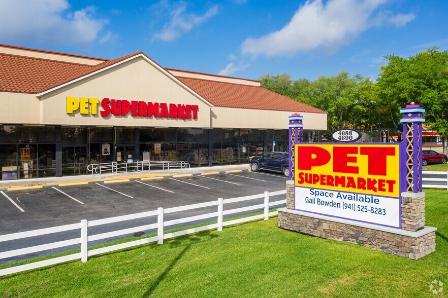 4688-4690 W Irlo Bronson Memorial Hwy, Kissimmee, FL for lease - Building Photo - Image 2 of 9