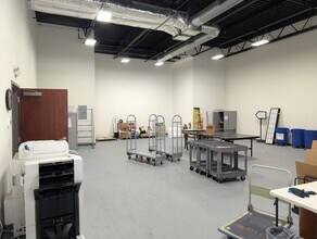 76 Watertown Rd, Thomaston, CT à louer Photo du bâtiment- Image 1 de 5