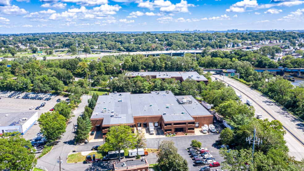 125-127 Kingsland Ave, Clifton, NJ for lease - Building Photo - Image 2 of 7