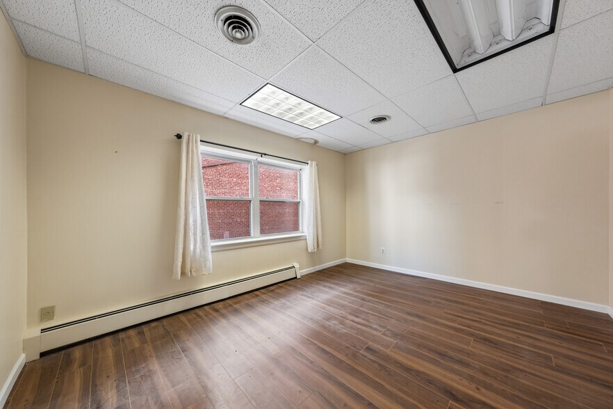 175 Cedar Ln, Teaneck, NJ à louer - Photo intérieure - Image 3 de 33