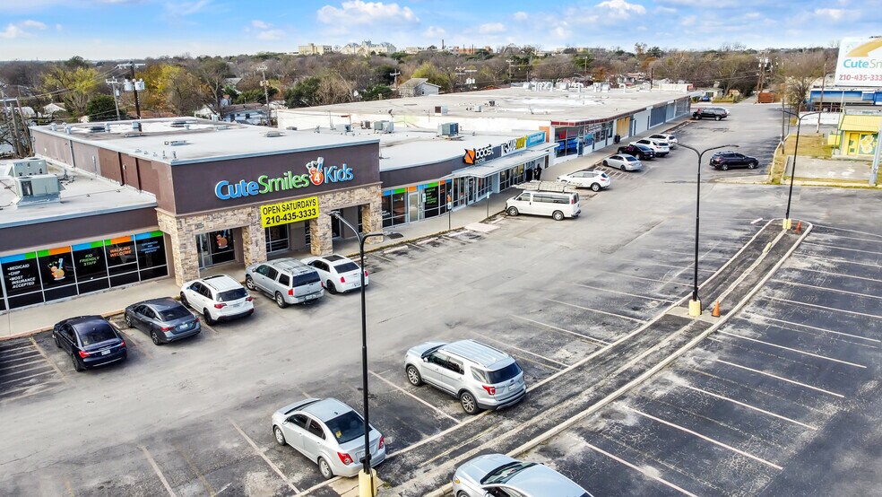 813-853 Bandera Rd, San Antonio, TX à louer - Photo du bâtiment - Image 2 de 13