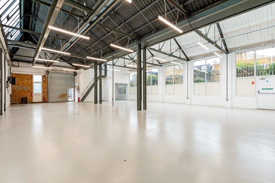 Princes Rd, Teddington for lease - Interior Photo - Image 2 of 4