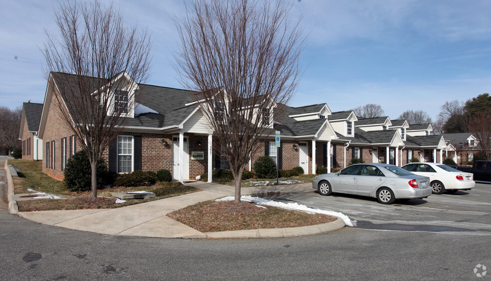 371-377 S Swing Rd, Greensboro, NC for sale - Primary Photo - Image 1 of 1