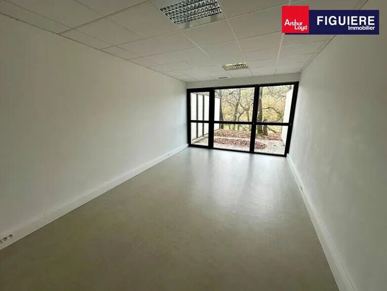 269 Avenue Jean Monnet, Saint-Cannat for lease - Interior Photo - Image 3 of 6