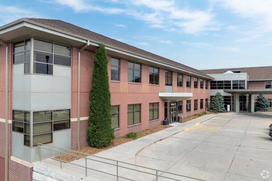 7001 A St, Lincoln, NE à louer - Photo du bâtiment - Image 3 de 5