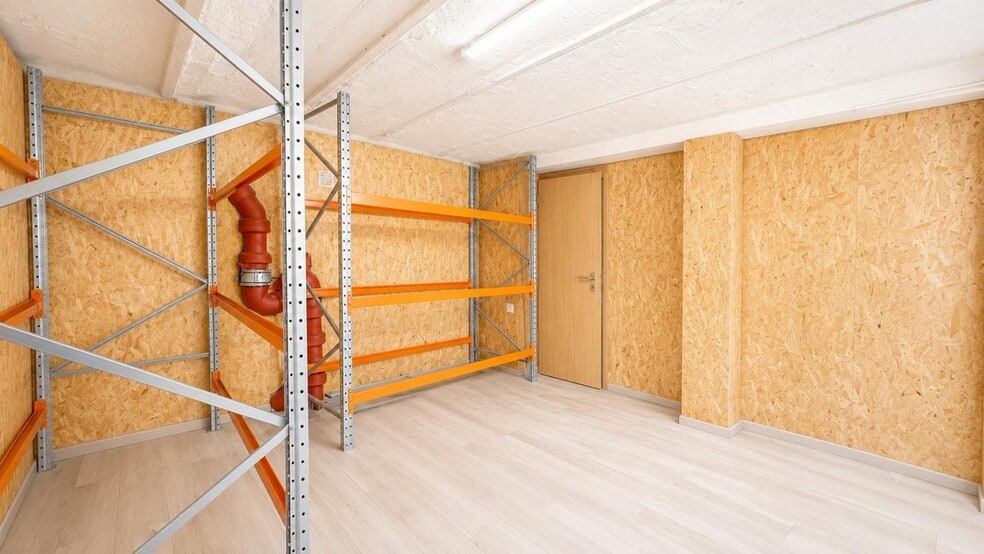 Rue De L'Amiral Roussin, Paris for lease - Interior Photo - Image 3 of 6