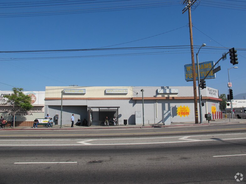 10801 San Fernando Rd, Pacoima, CA à louer - Photo du bâtiment - Image 2 de 6