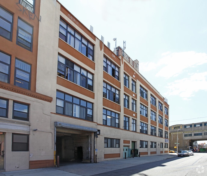 33-01 Queens Blvd, Long Island City, NY for lease - Building Photo - Image 2 of 9