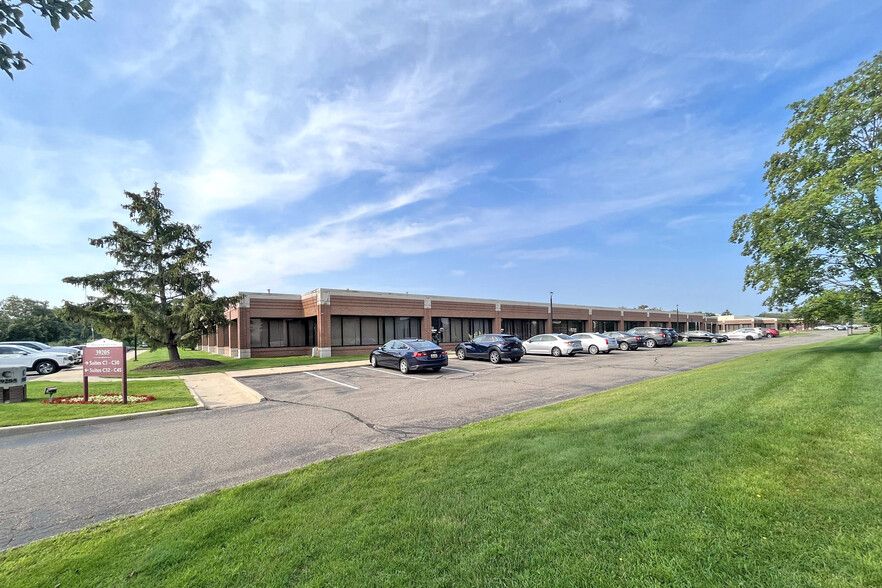 39205 Country Club Dr, Farmington Hills, MI for lease - Building Photo - Image 1 of 9