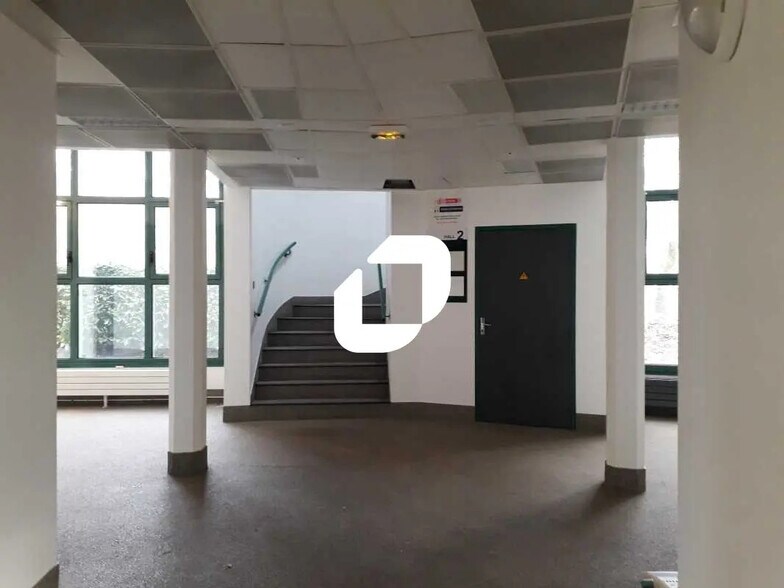 Office in Trappes for lease - Interior Photo - Image 2 of 8