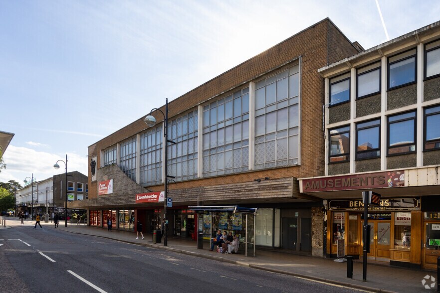 14-26 The Broadway, Crawley à louer - Photo du bâtiment - Image 2 de 2