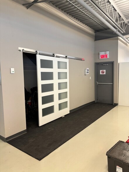 1995 55E Av, Dorval, QC à louer - Photo du bâtiment - Image 2 de 9